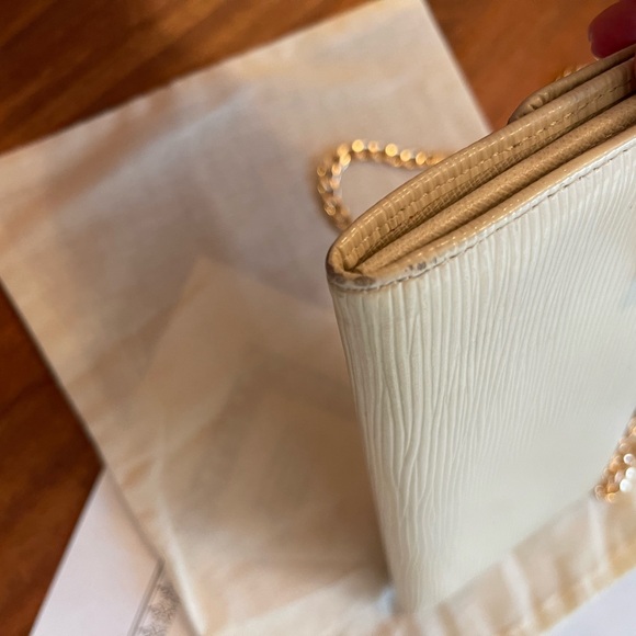 Louis Vuitton Cream and Gold Wallet with Chain Strap Eli Sarah - Picture 14 of 16